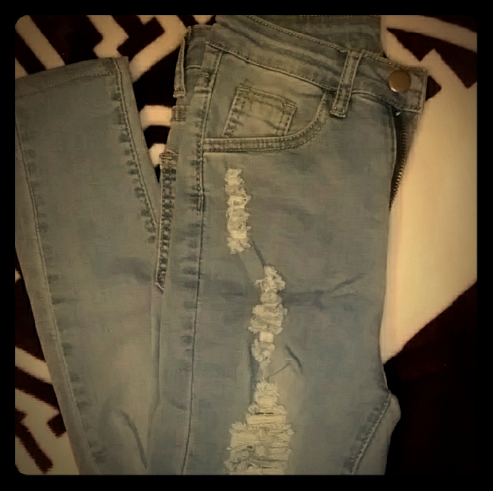 Ripped petite skinny jeans